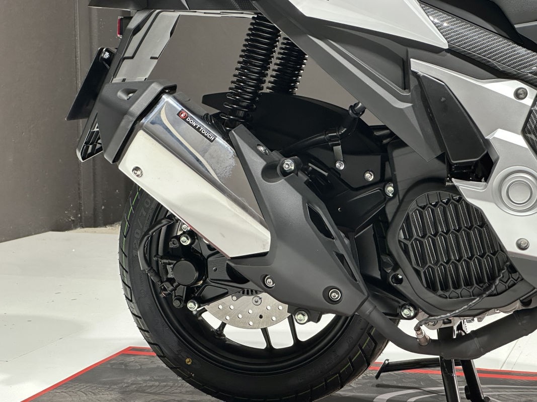 Wottan Sixteen 125: lo scooter spagnolo con ruota da 16" che sfida il traffico urbano